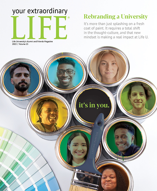 Dette er et bilde av Life Universitetet er ditt ekstraordinære LIFE årlig magasinforside som skildrer universitetsstudenter og snakker til den nye merkevarebyggingen til universitetet.