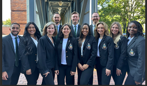 Gli studenti ambasciatori ospitano la laurea dell'estate 2023 (da sinistra a destra: Christian, Jodeci, Catherine, Patrick, Sherybel, Elijah, Kaira, Cade, Cortney, Madelyn, Farrah)